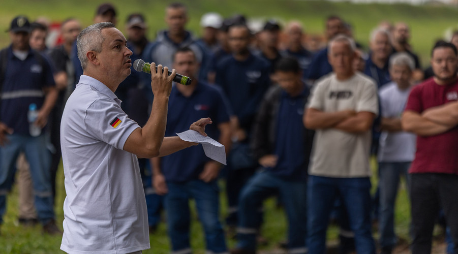 Weller Gonçalves, presidente do Sindicato dos Metalúrgicos de SJC, em assembleia na Bosch - Foto: Roosevelt Cássio